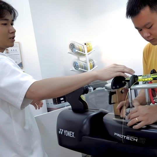 Japanese students learning racquet frame handling at BSJP certification workshop