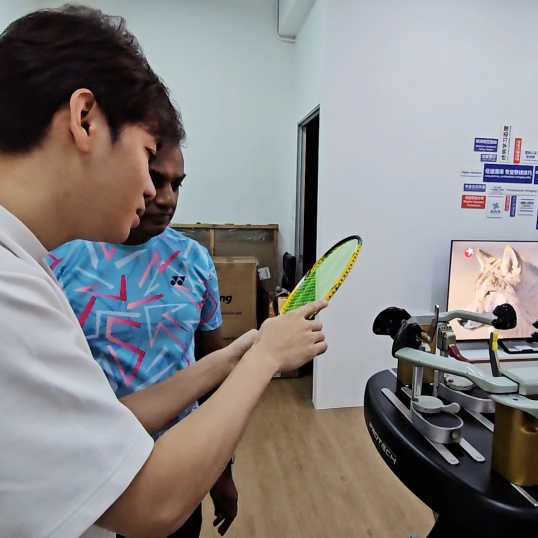 Professional stringing equipment setup at Best Stringer Malaysia training facility, designed for badminton stringing in high-humidity conditions.