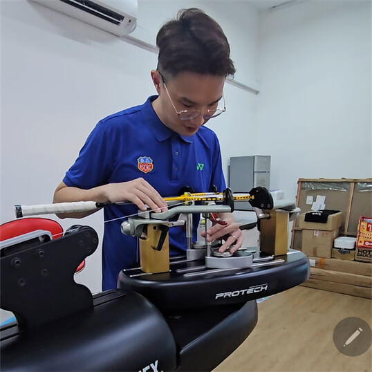 Professional badminton stringer Ricky Chen practicing 2-knot stringing method at BSW course