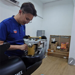 Ricky Chen learning professional racquet stringing technique at BSW certification course