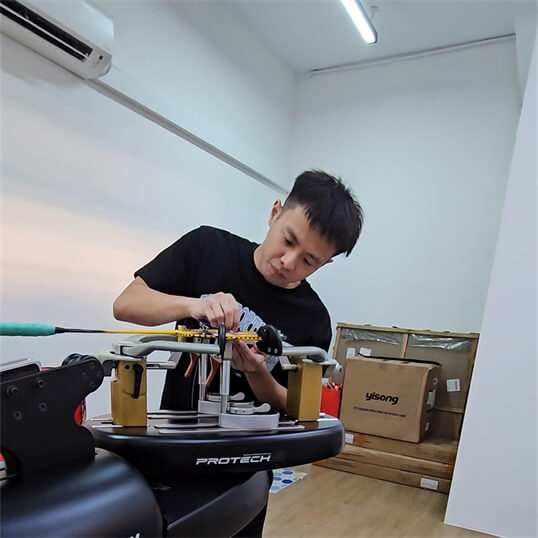 BSBN 认证培训师为文莱学员举办专业羽毛球穿线证书课程