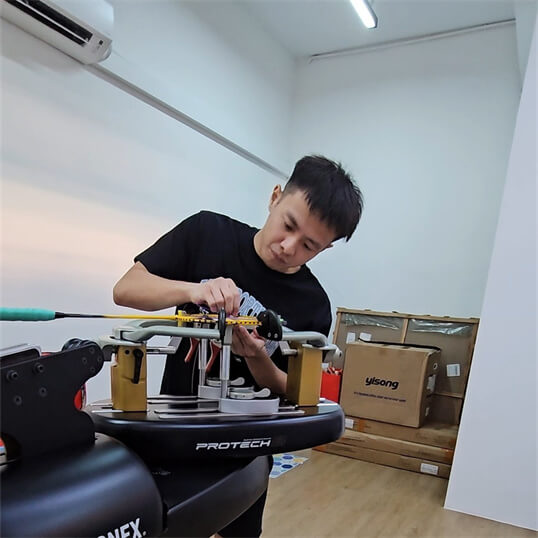 BSENG认证培训师为英格兰学生进行专业羽毛球穿线证书课程教学