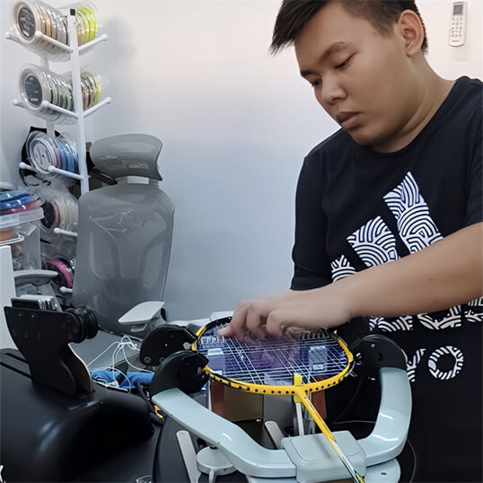 BSFR 法国认证穿线师在认证工作坊中练习高级球拍穿线技术