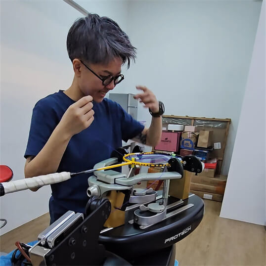 Badminton stringing certificate training in Zurich by BSCHE demonstrating professional techniques on electronic stringing machine