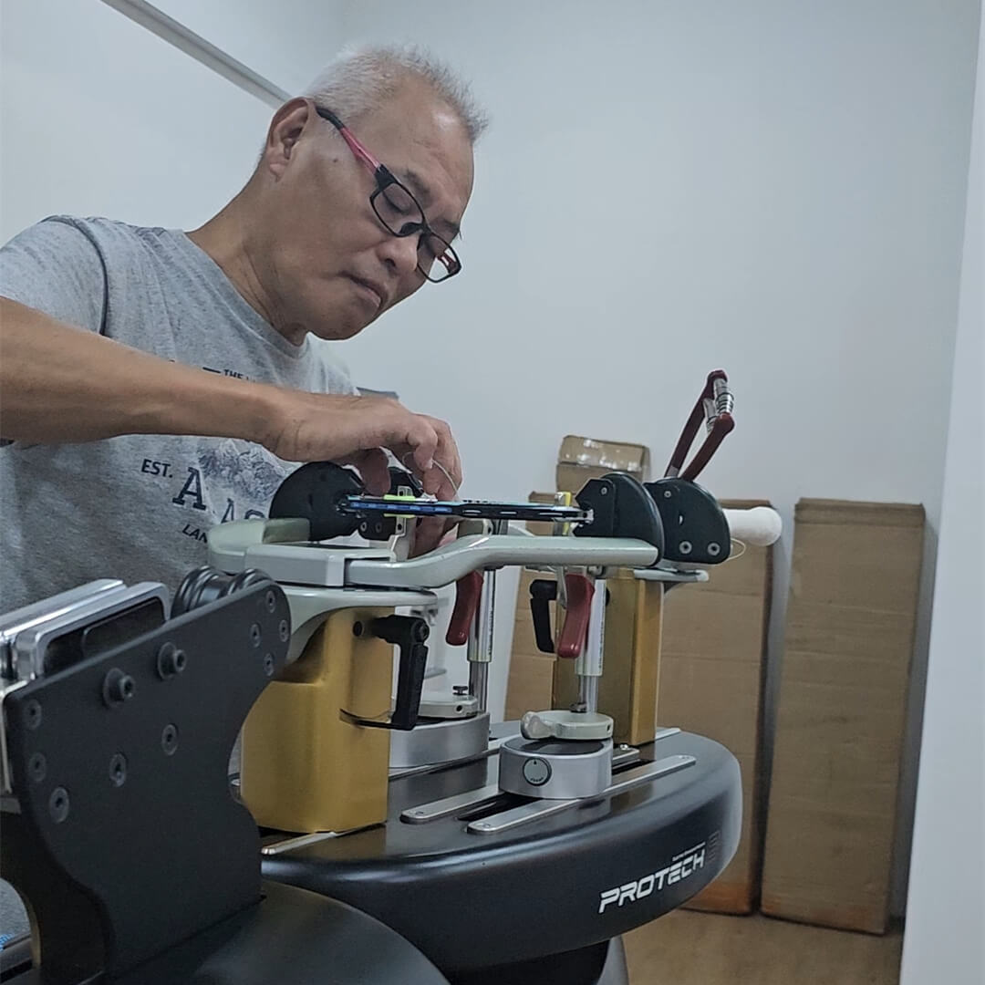 Desmond Hong using Professional Stringing Method during BSW professional stringer workshop Desmond Hong using Professional Stringing Method during BSW professional stringer workshop