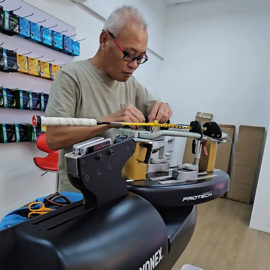 Desmond Hong using electronic stringing machine during BSW professional stringer workshop Desmond Hong using electronic stringing machine during BSW professional stringer workshop