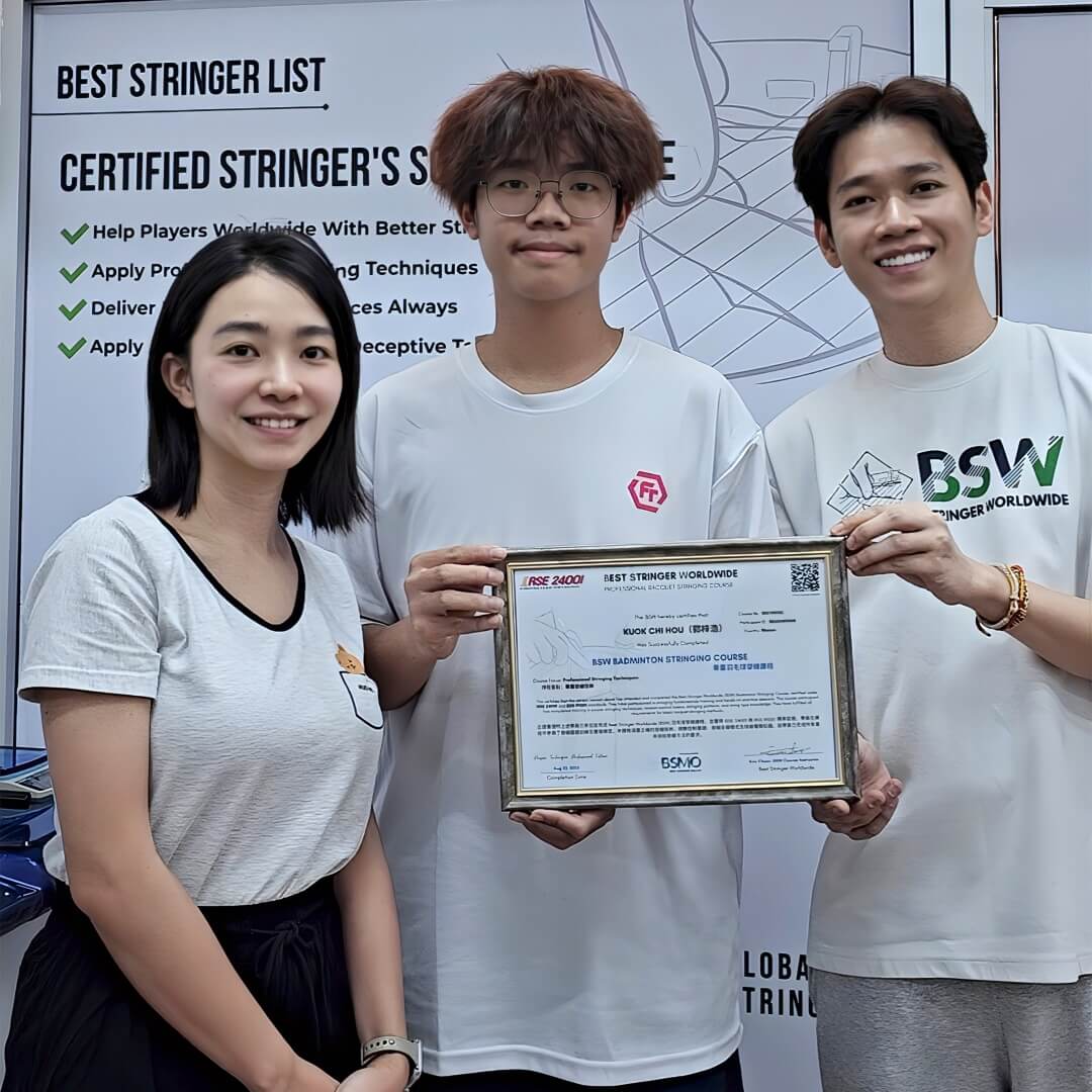 KUOK CHI HOU menerima sijil kursus pasang tali raket Badminton BSW