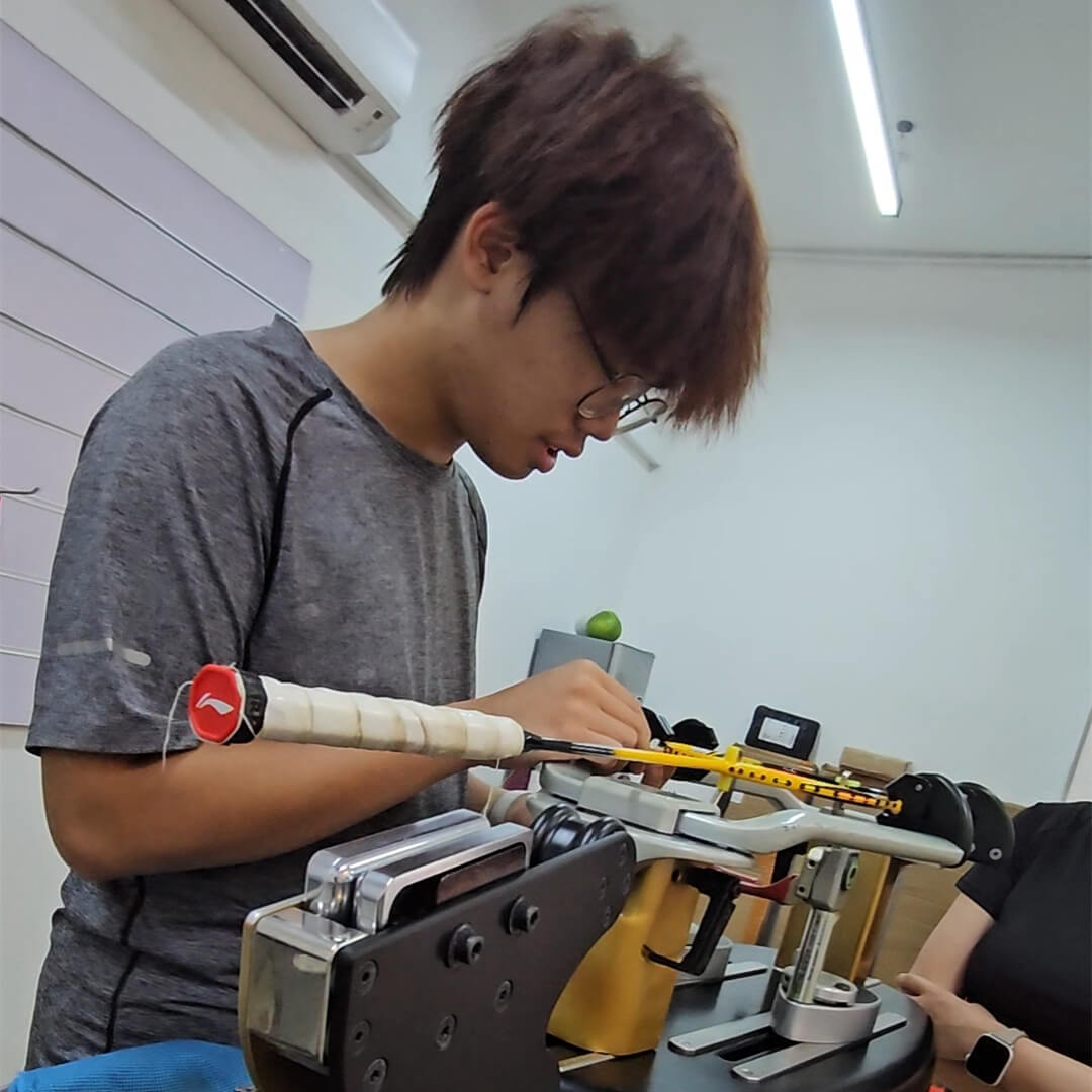 KUOK CHI HOU studying badminton stringing theory at BSW class KUOK CHI HOU studying badminton stringing theory at BSW class