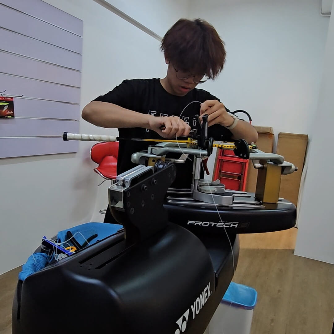KUOK CHI HOU using Professional Stringing Method during BSW professional stringer workshop KUOK CHI HOU using Professional Stringing Method during BSW professional stringer workshop