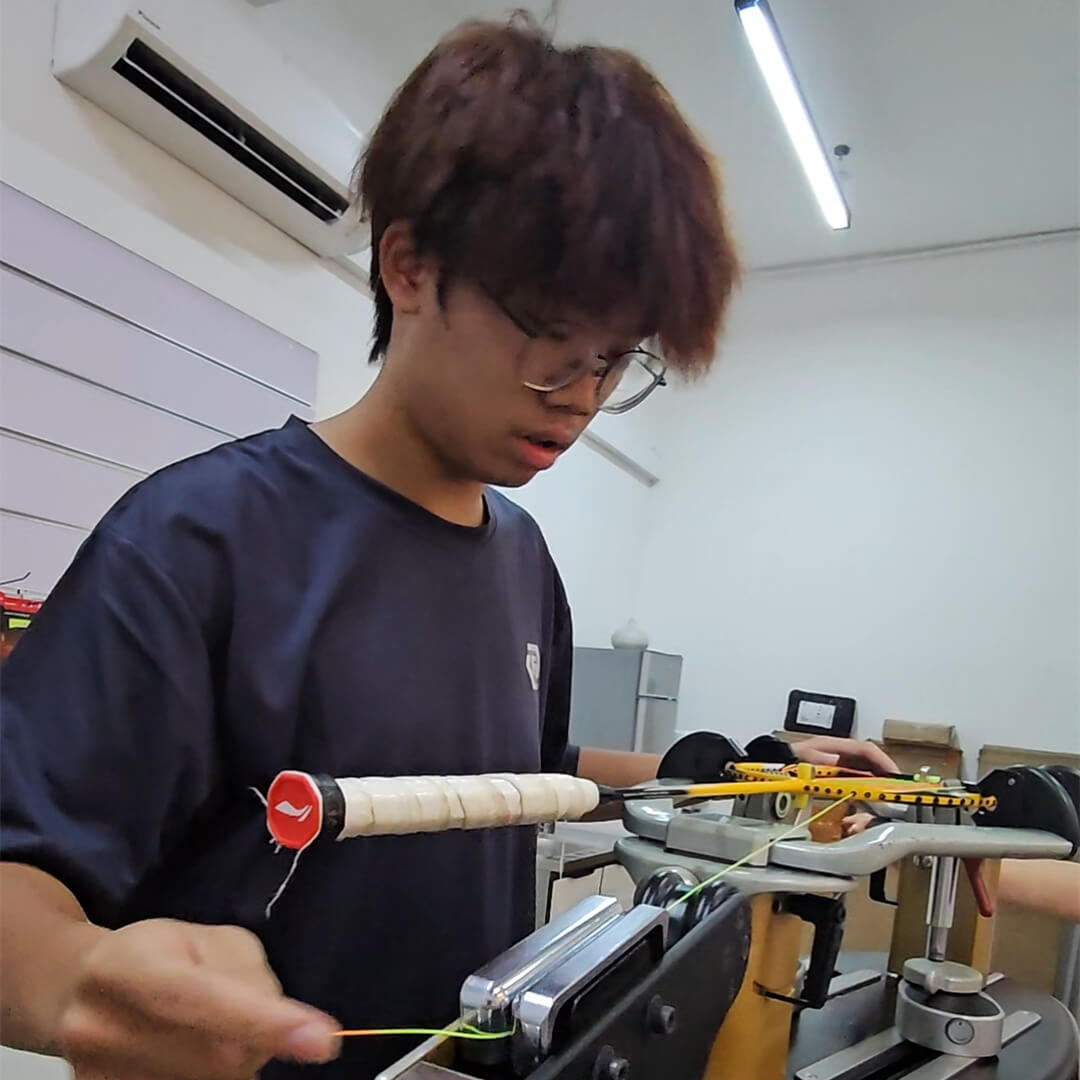 KUOK CHI HOU using electronic stringing machine during BSW professional stringer workshop New KUOK CHI HOU using electronic stringing machine during BSW professional stringer workshop New
