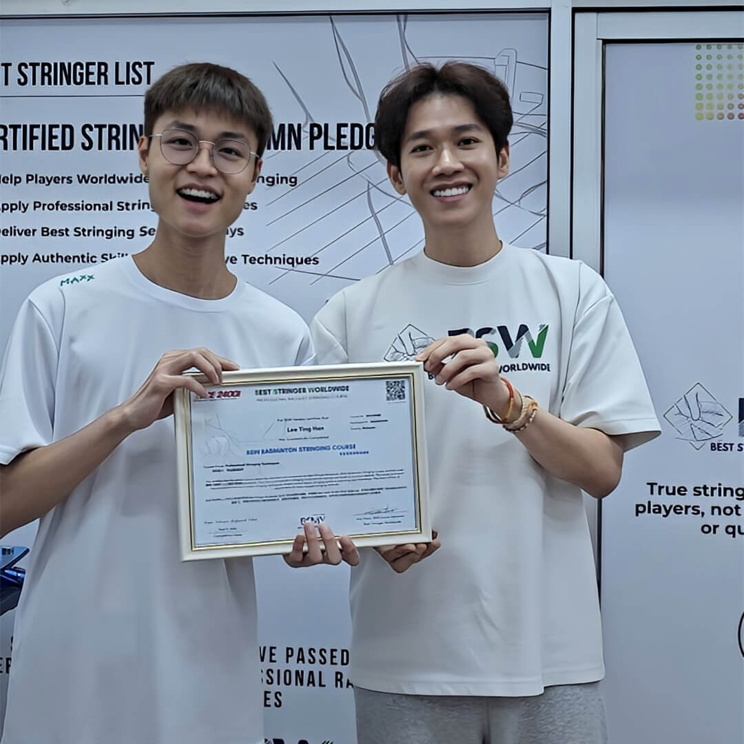 Lee Ting Han menerima sijil kursus pasang tali raket Badminton BSW