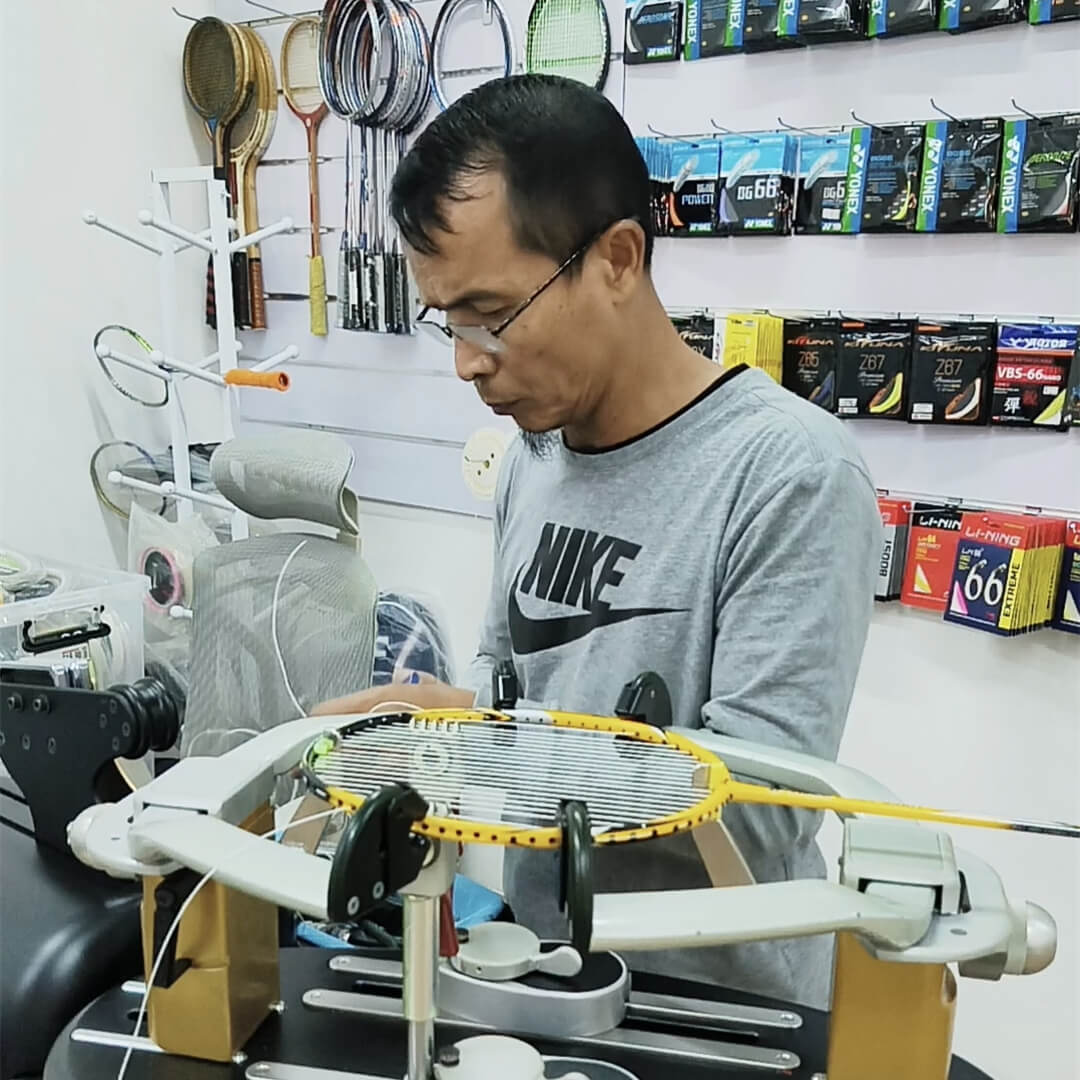 Purnomo studying badminton stringing theory at BSW class Purnomo studying badminton stringing theory at BSW class