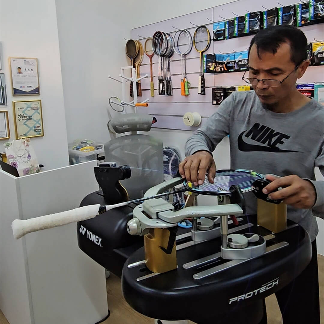 Purnomo using electronic stringing machine during BSW professional stringer workshop Indonesia Purnomo using electronic stringing machine during BSW professional stringer workshop Indonesia