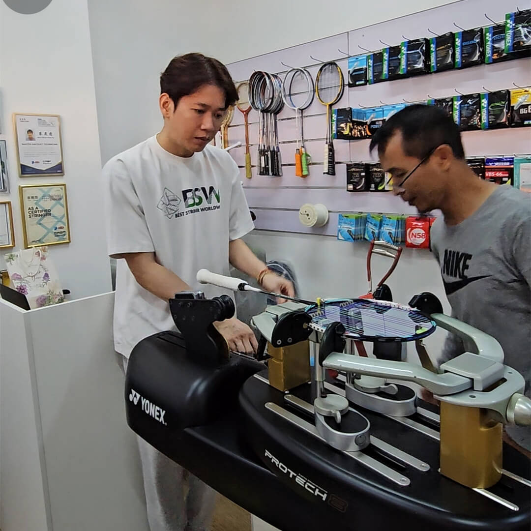 Purnomo using electronic stringing machine during BSW professional stringer workshop Purnomo using electronic stringing machine during BSW professional stringer workshop