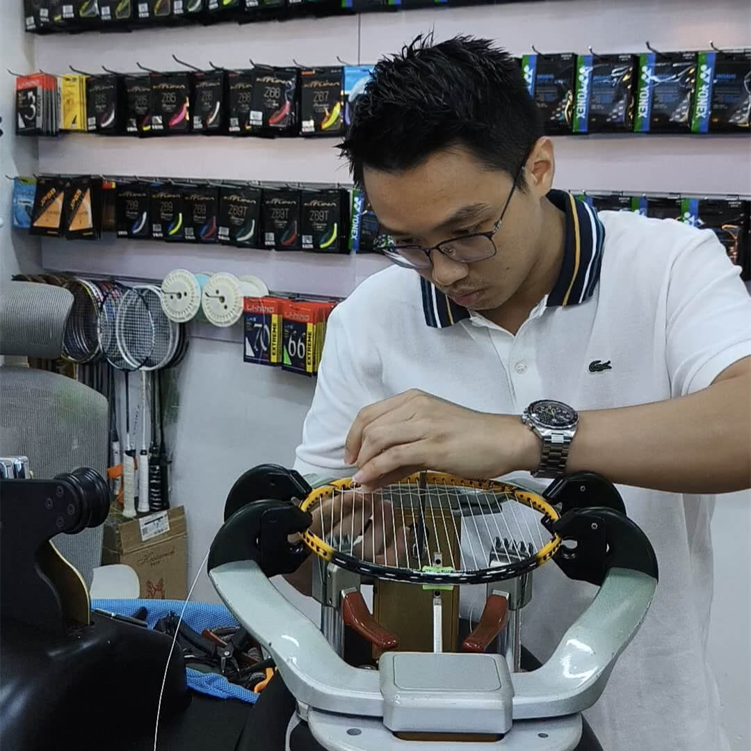 Jimmy Johanes Tjandra stringing racquet using BSW 2-knot and 4-knot method in Kupang City Jimmy Johanes Tjandra stringing racquet using BSW 2-knot and 4-knot method in Kupang City