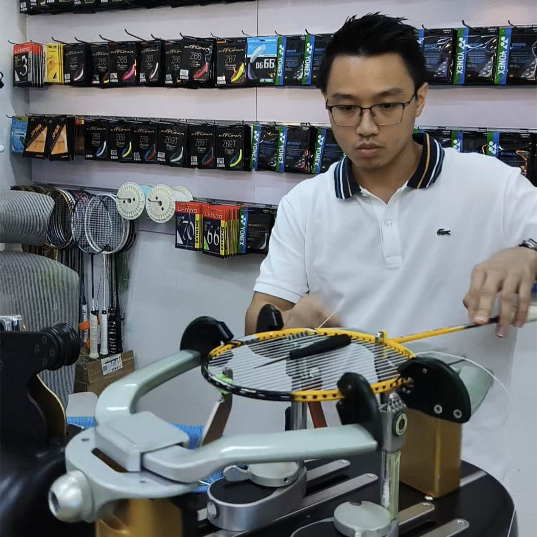 Jimmy Johanes Tjandra tying badminton racquet string knots at BSW stringing course Jimmy Johanes Tjandra tying badminton racquet string knots at BSW stringing course