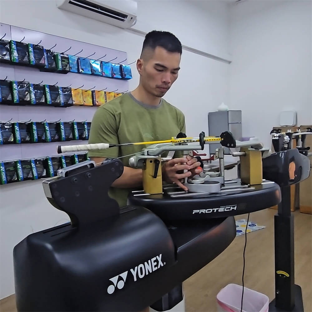 Chin-Teng Lin (Gary) tying knots for racquet stringing at BSW badminton stringing course