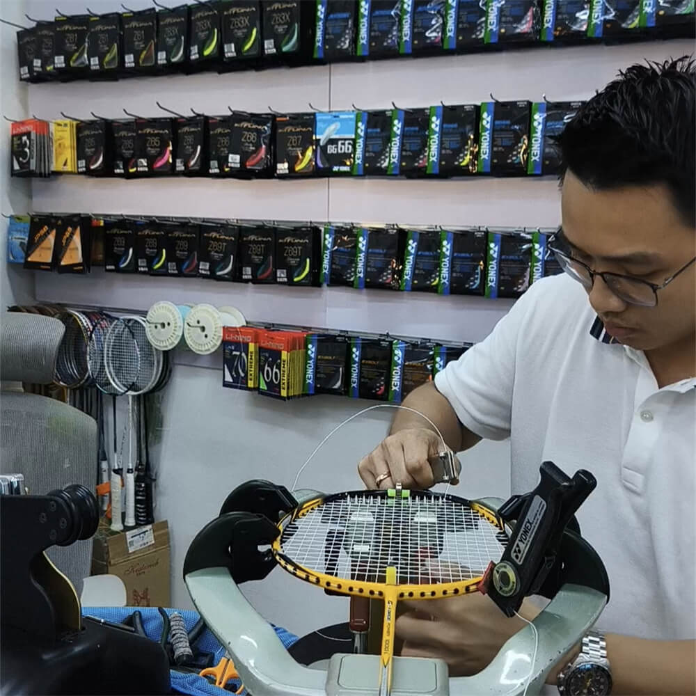 Jimmy Johanes Tjandra using electronic stringing machine during BSW professional stringer workshop BSID