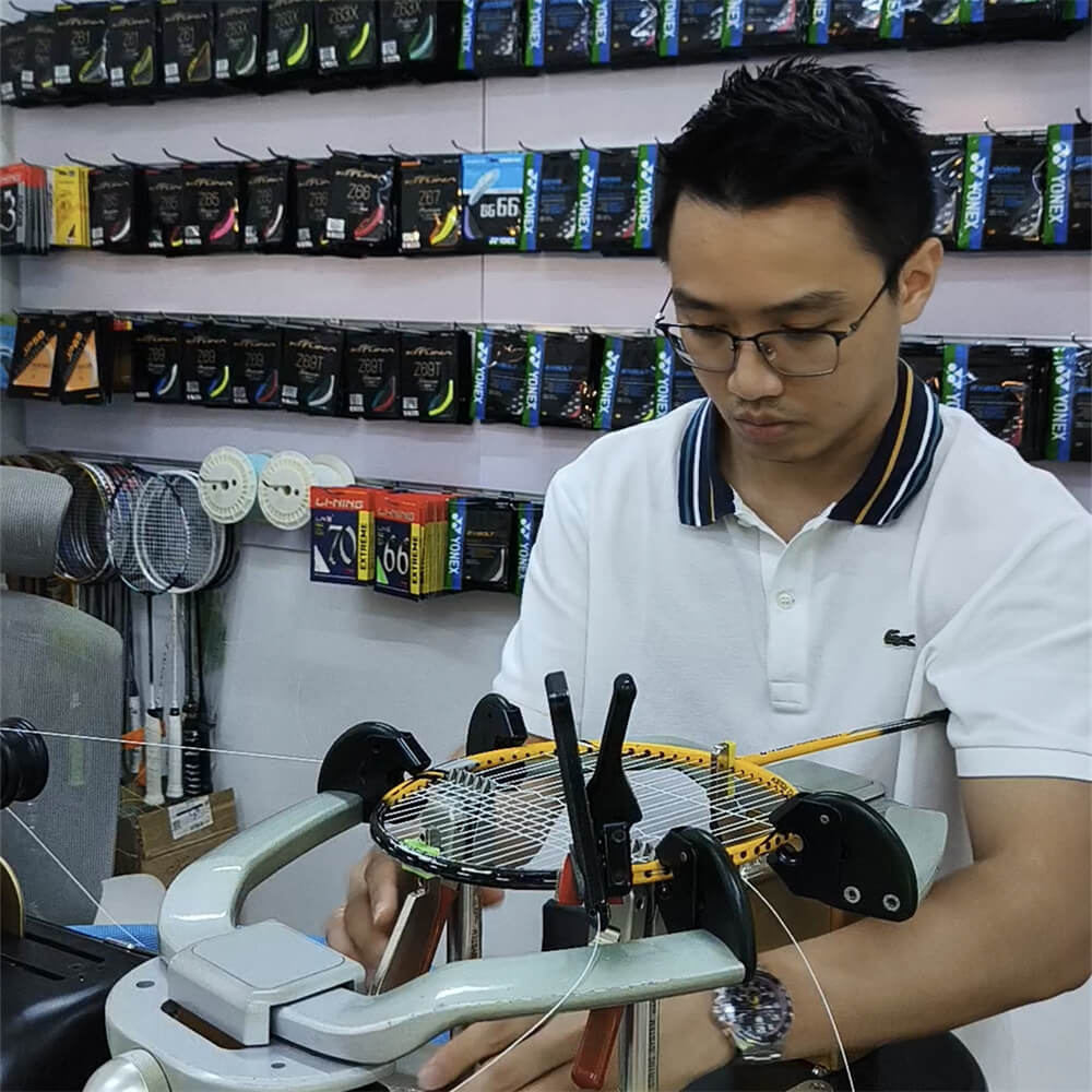 Jimmy Johanes Tjandra using electronic stringing machine during BSW professional stringer workshop