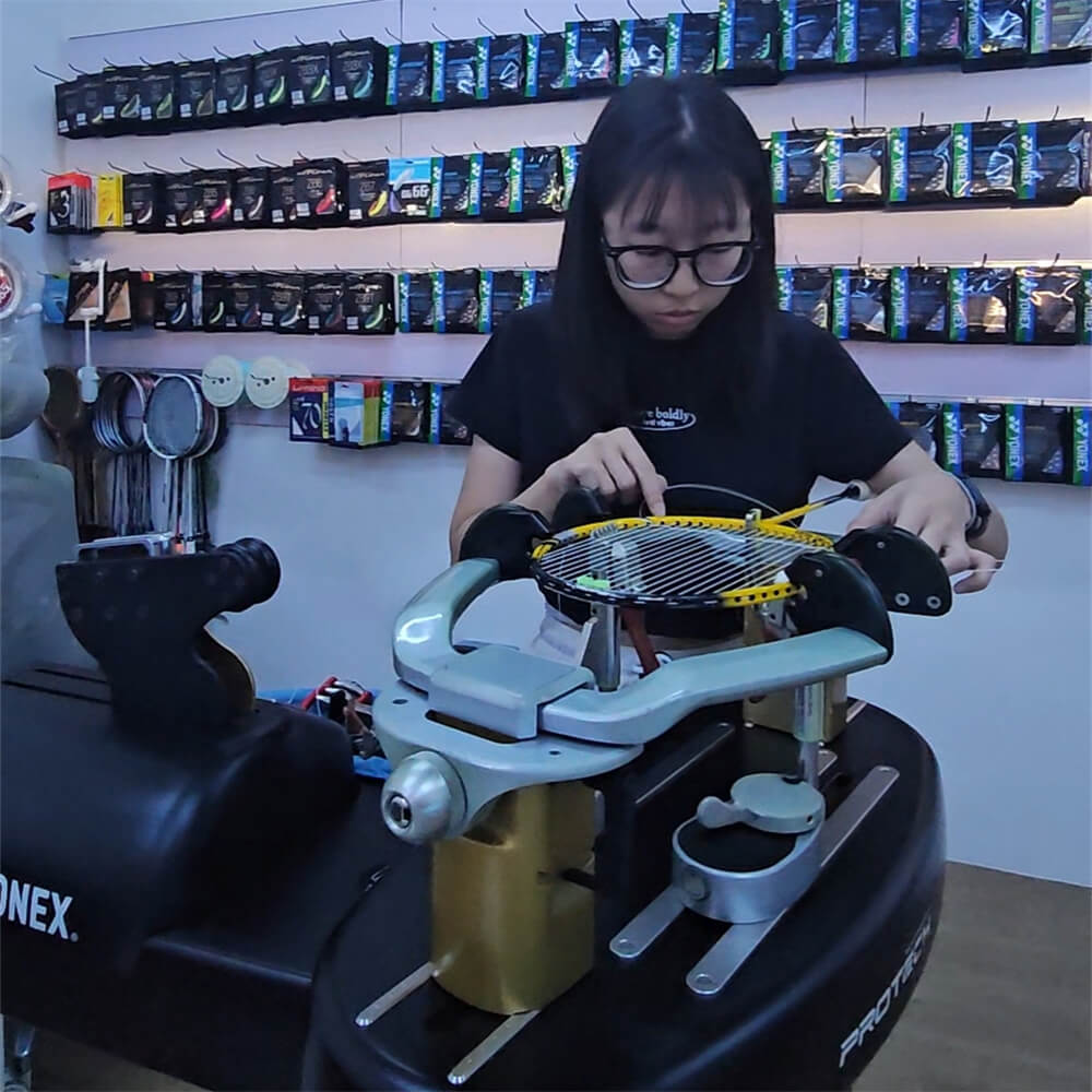 Kee Xue Jing receiving BSW Badminton stringing course certification photo