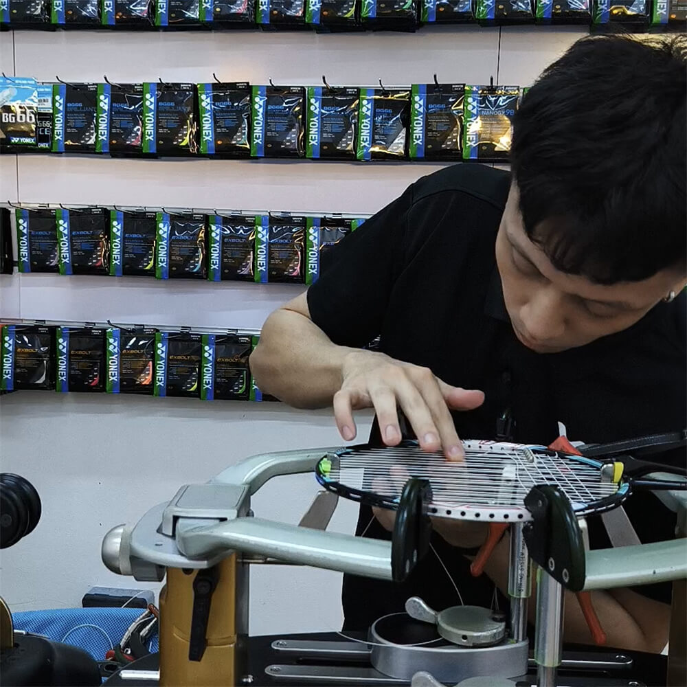 Lee Then Jay receiving BSW badminton stringing course certification photo Lee Then Jay receiving BSW badminton stringing course certification photo