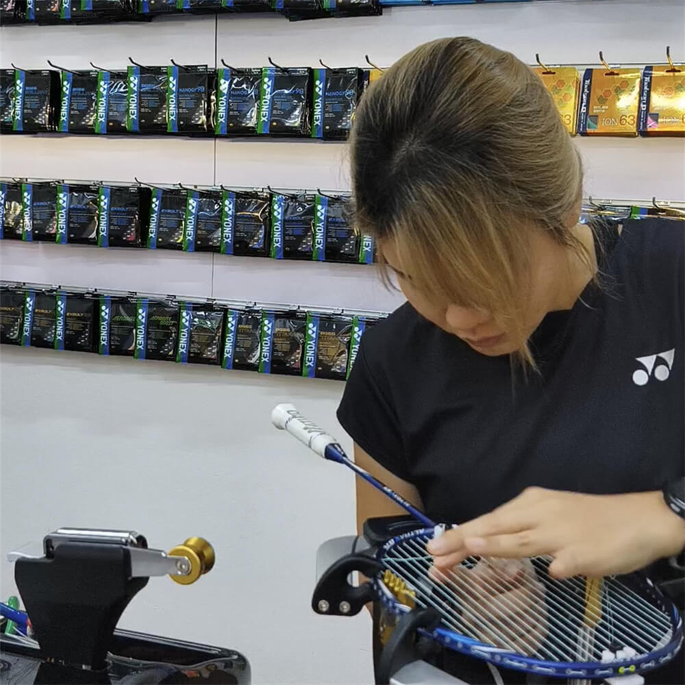 Mindy Teo studying badminton stringing theory at BSW class Mindy Teo studying badminton stringing theory at BSW class