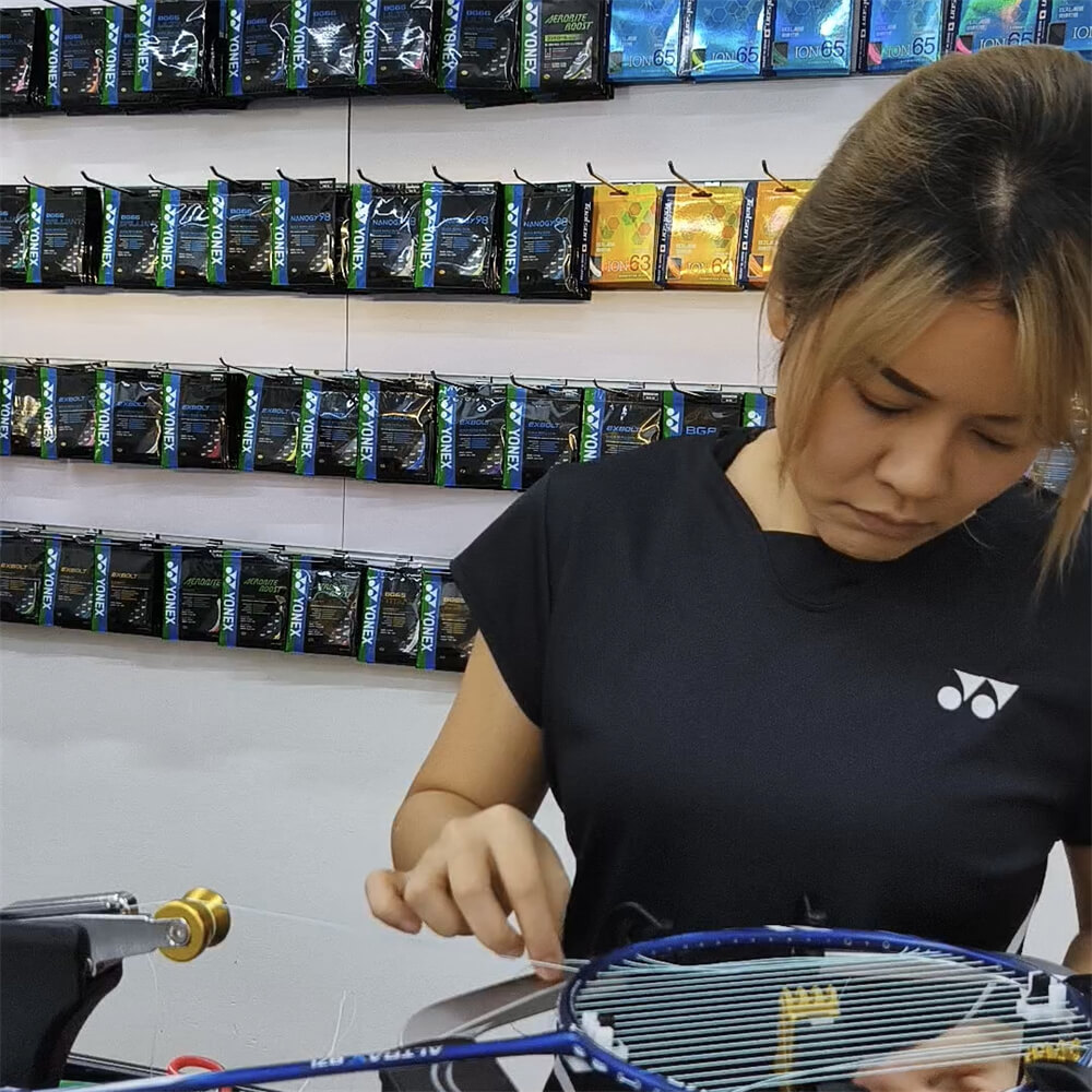 Mindy Teo using electronic stringing machine during BSW professional stringer workshop Mindy Teo using electronic stringing machine during BSW professional stringer workshop