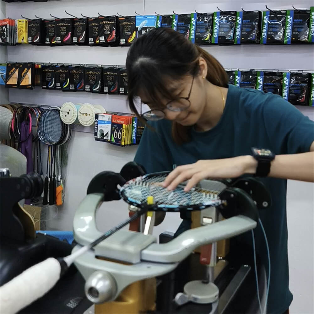 Ngan Xien Hwee mastering badminton stringing techniques at BSW course in Malaysia Ngan Xien Hwee mastering badminton stringing techniques at BSW course in Malaysia