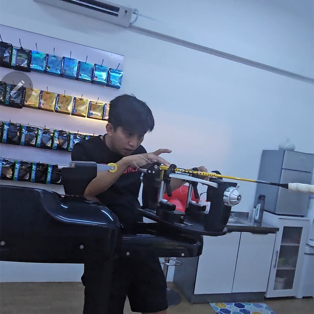 Raymond Tan tying knots for racquet stringing at BSW badminton stringing course Raymond Tan tying knots for racquet stringing at BSW badminton stringing course