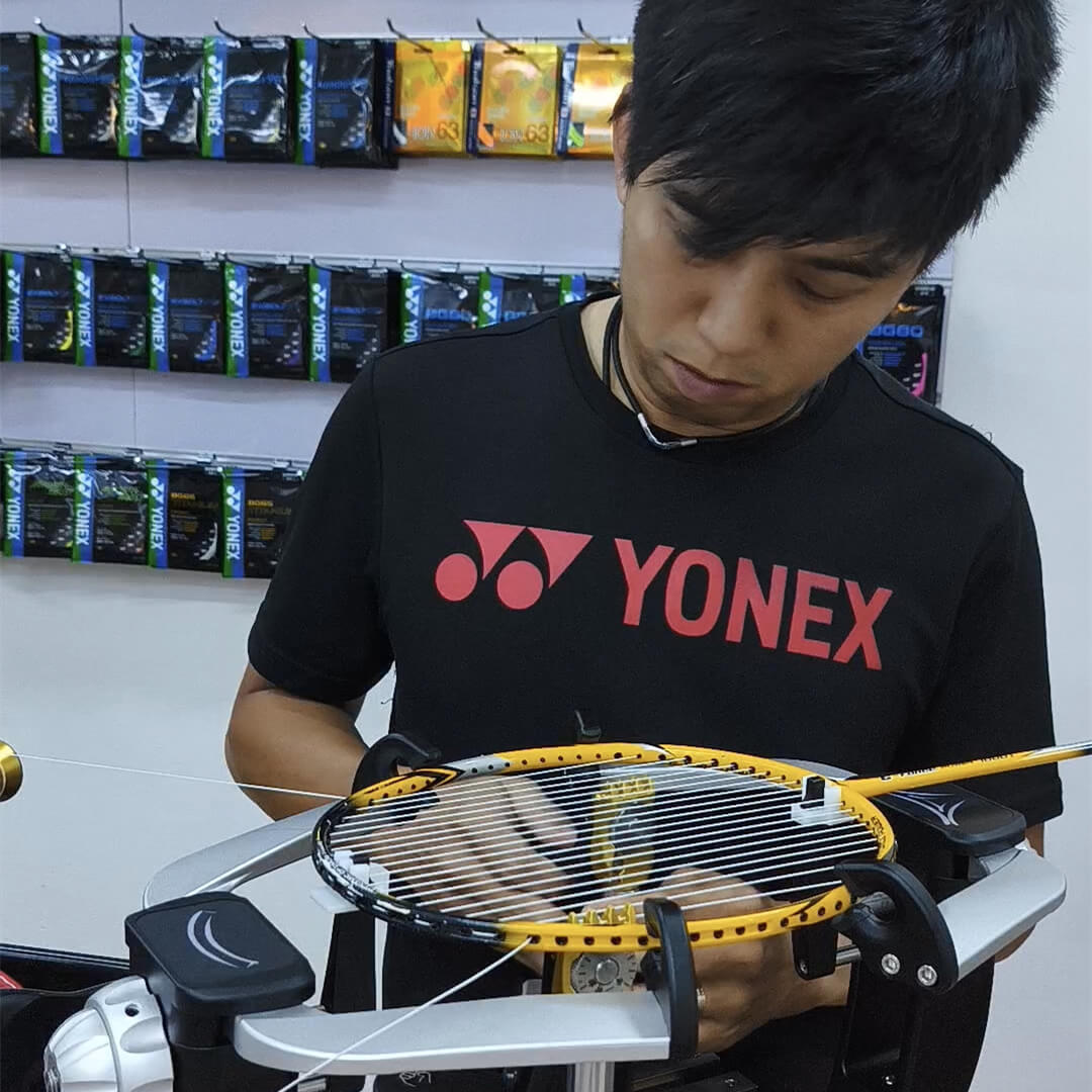 Raymond Tan using electronic stringing machine during BSW professional stringer workshop SG Raymond Tan using electronic stringing machine during BSW professional stringer workshop SG