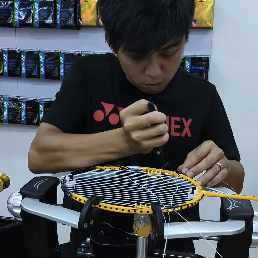 Raymond Tan using electronic stringing machine during BSW professional stringer workshop Raymond Tan using electronic stringing machine during BSW professional stringer workshop