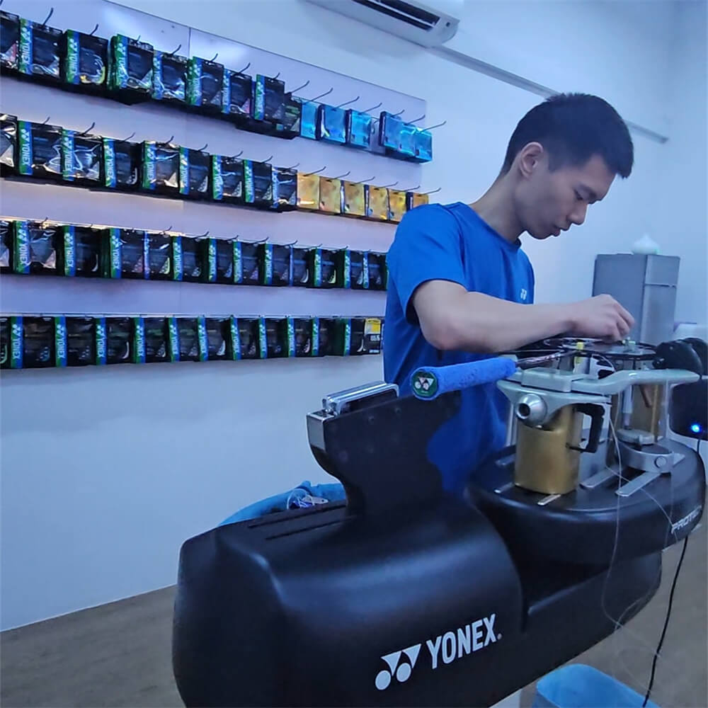 Roger Lin using electronic stringing machine during BSW professional stringer workshop