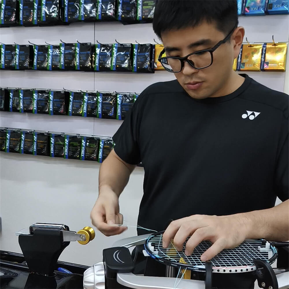 Wincent Chuah tying knots for racquet stringing at BSW badminton stringing course