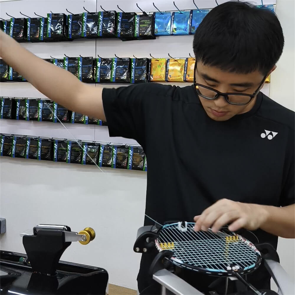 Wincent Chuah using electronic stringing machine during BSW professional stringer workshop