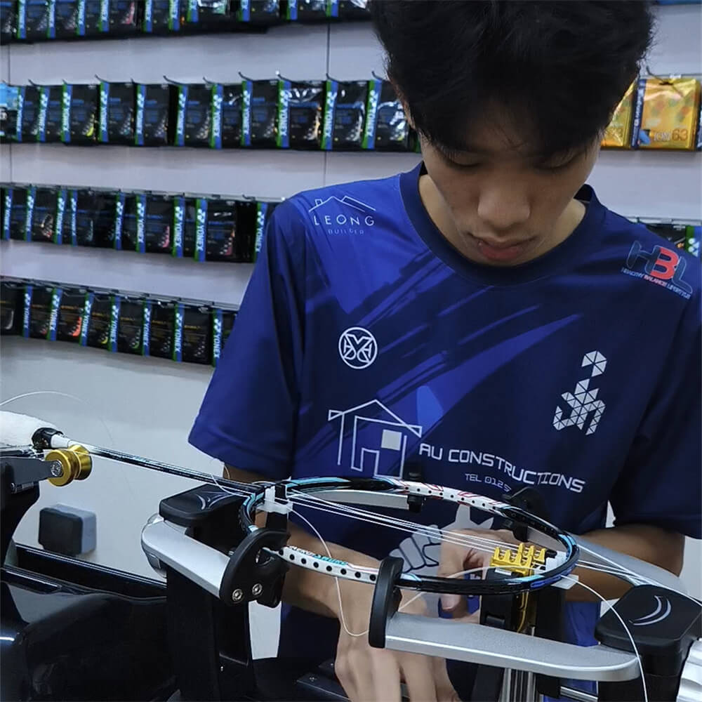 Yoon Jun Hin using electronic stringing machine during BSW professional stringer workshop in Malaysia Yoon Jun Hin using electronic stringing machine during BSW professional stringer workshop in Malaysia