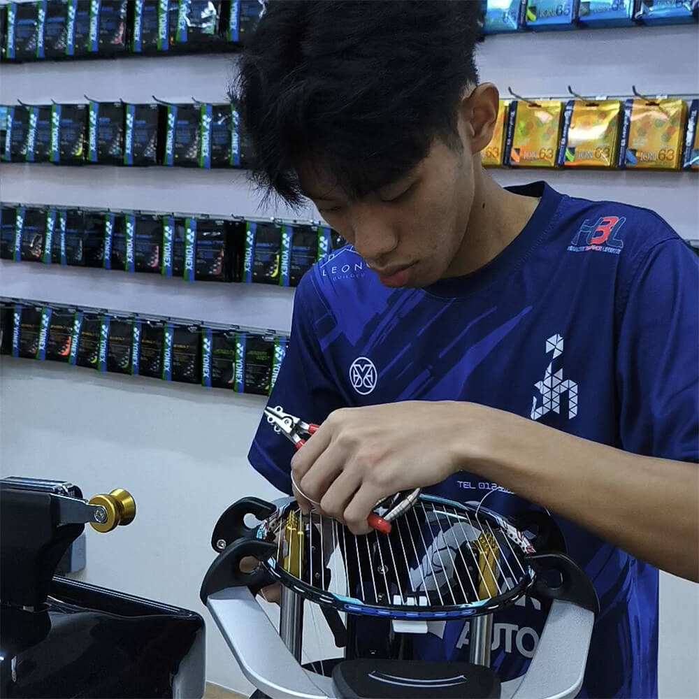 Yoon Jun Hin using electronic stringing machine during BSW professional stringer workshop Yoon Jun Hin using electronic stringing machine during BSW professional stringer workshop