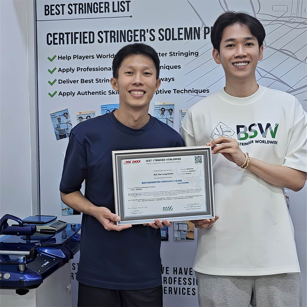 Koh Jian Long Kelvin يتسلم شهادة دورة شد أوتار المضرب من BSW Koh Jian Long Kelvin يتسلم شهادة دورة شد أوتار المضرب من BSW