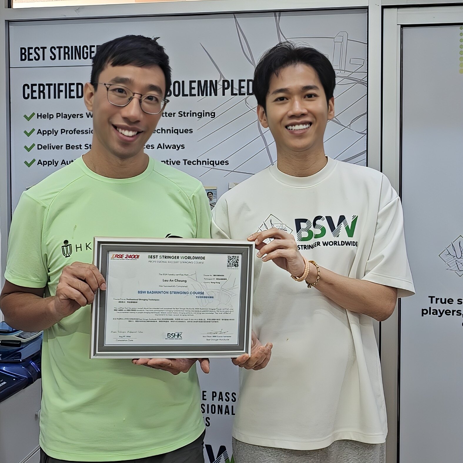 Eric Chuar සහ BSW පාඨමාලා සහතිකය සමඟ Lau An Cheung (Gordon). Eric Chuar සහ BSW පාඨමාලා සහතිකය සමඟ Lau An Cheung (Gordon).