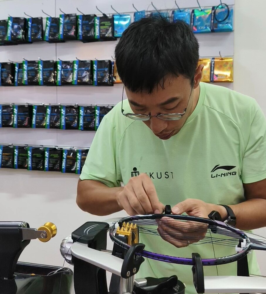 පුහුණුවේ රැකට් රාමුව අසල තන්තු පරීක්ෂා කරන Gordon. පුහුණුවේ රැකට් රාමුව අසල තන්තු පරීක්ෂා කරන Gordon.