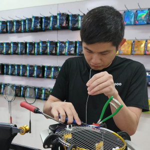 Lee Sai Foong est cordeur de badminton certifié BSW à Ang Mo Kio, Singapour. Joueur et entraîneur à temps partiel, il associe travail soigneux, communication honnête et conseils pratiques sur les cordes, les livres (lbs) et les raquettes.