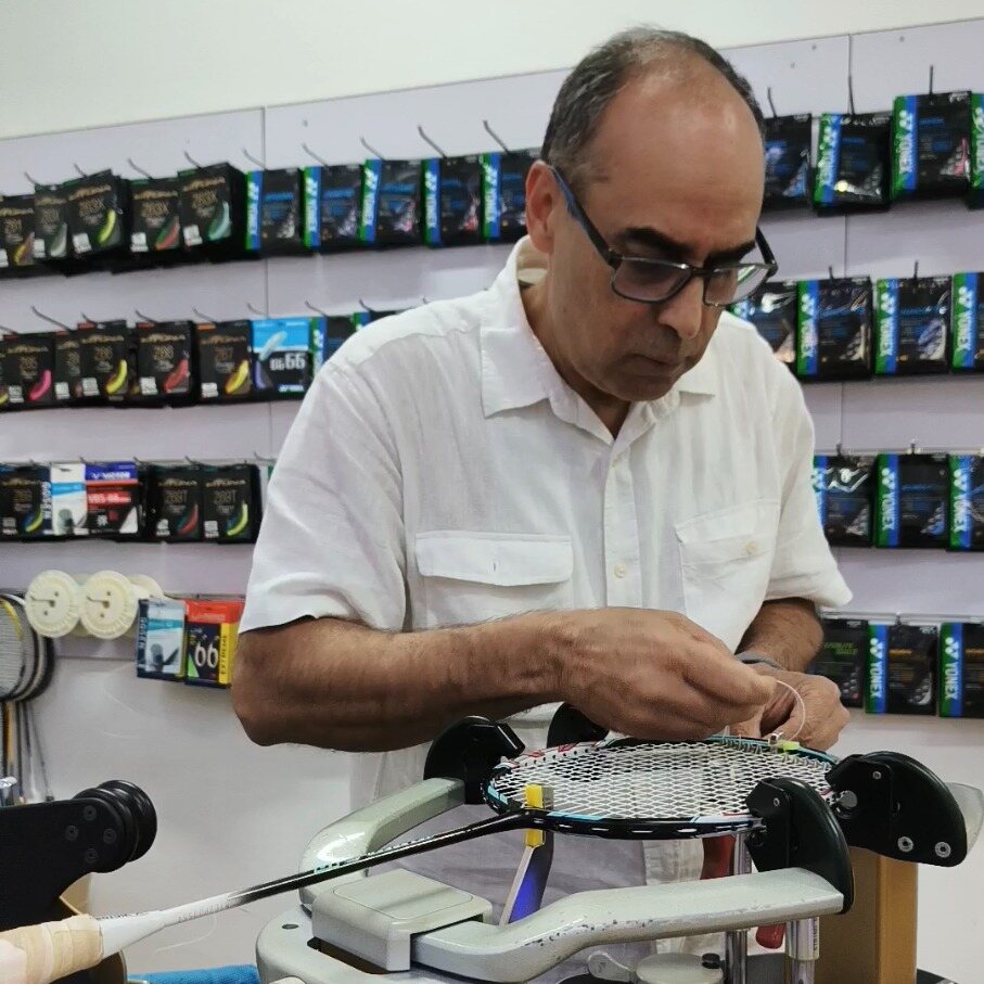 Tejpal Sandhu BSW පුහුණුවේදී සවිකළ බැඩ්මින්ටන් රැකට් එකක වැඩ කරයි. Tejpal Sandhu BSW පුහුණුවේදී සවිකළ බැඩ්මින්ටන් රැකට් එකක වැඩ කරයි.